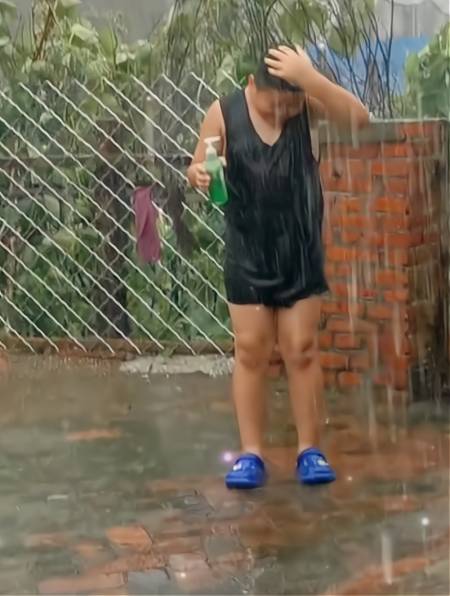 他干了我小时候不敢做的事儿雨中洗澡别有一番滋味