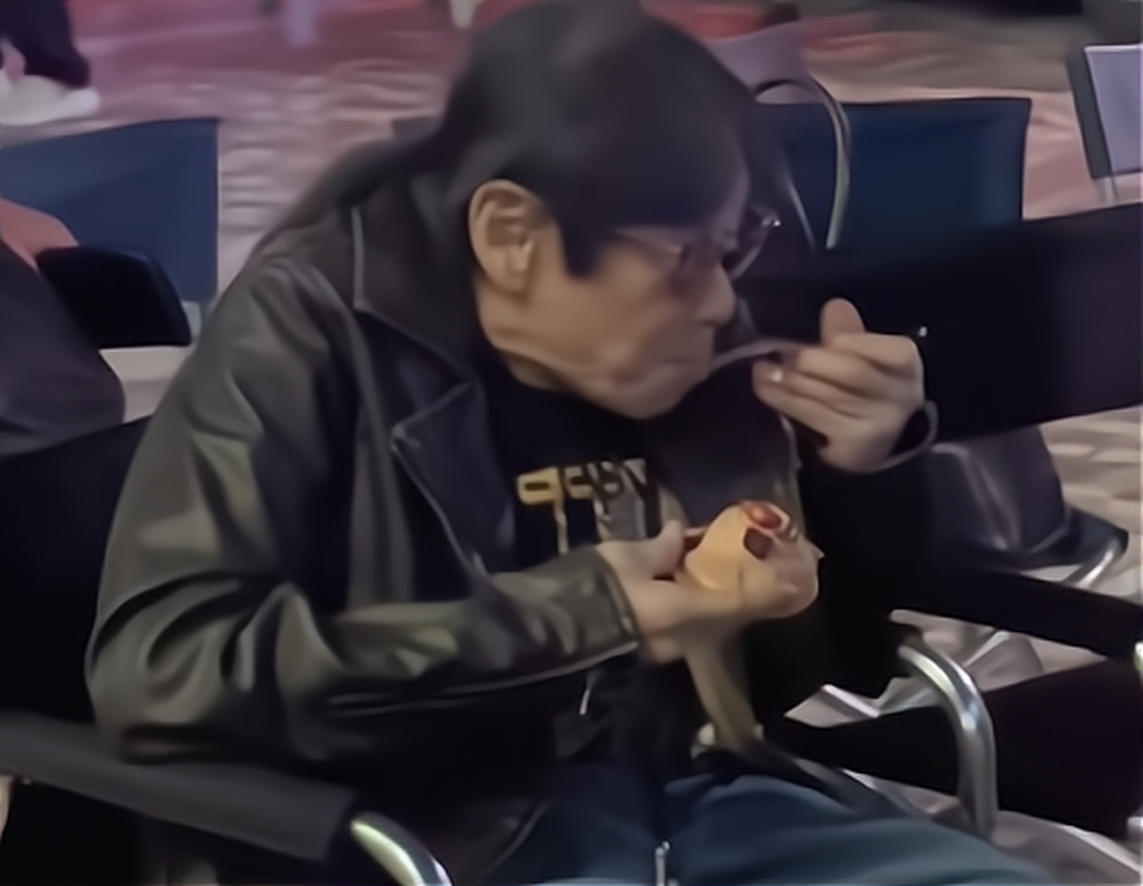 =网友香港街头偶遇78岁演员# 泰迪罗宾 坐在街边吃东西,外貌缺陷身高