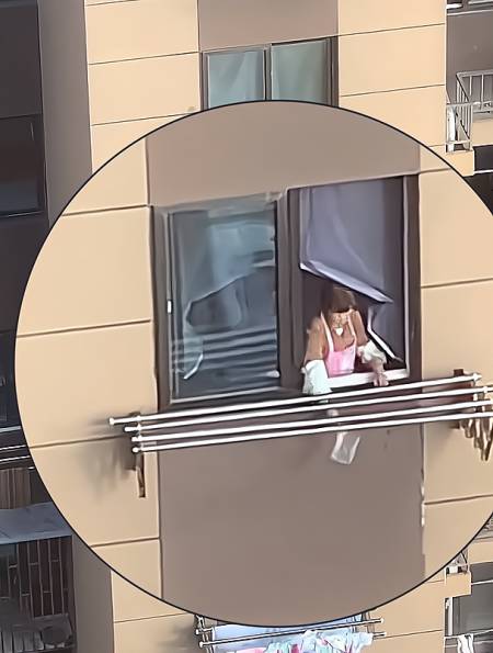 楼上女子往楼下晒得被子泼水,网友:这样做事太不地道了!-度小视
