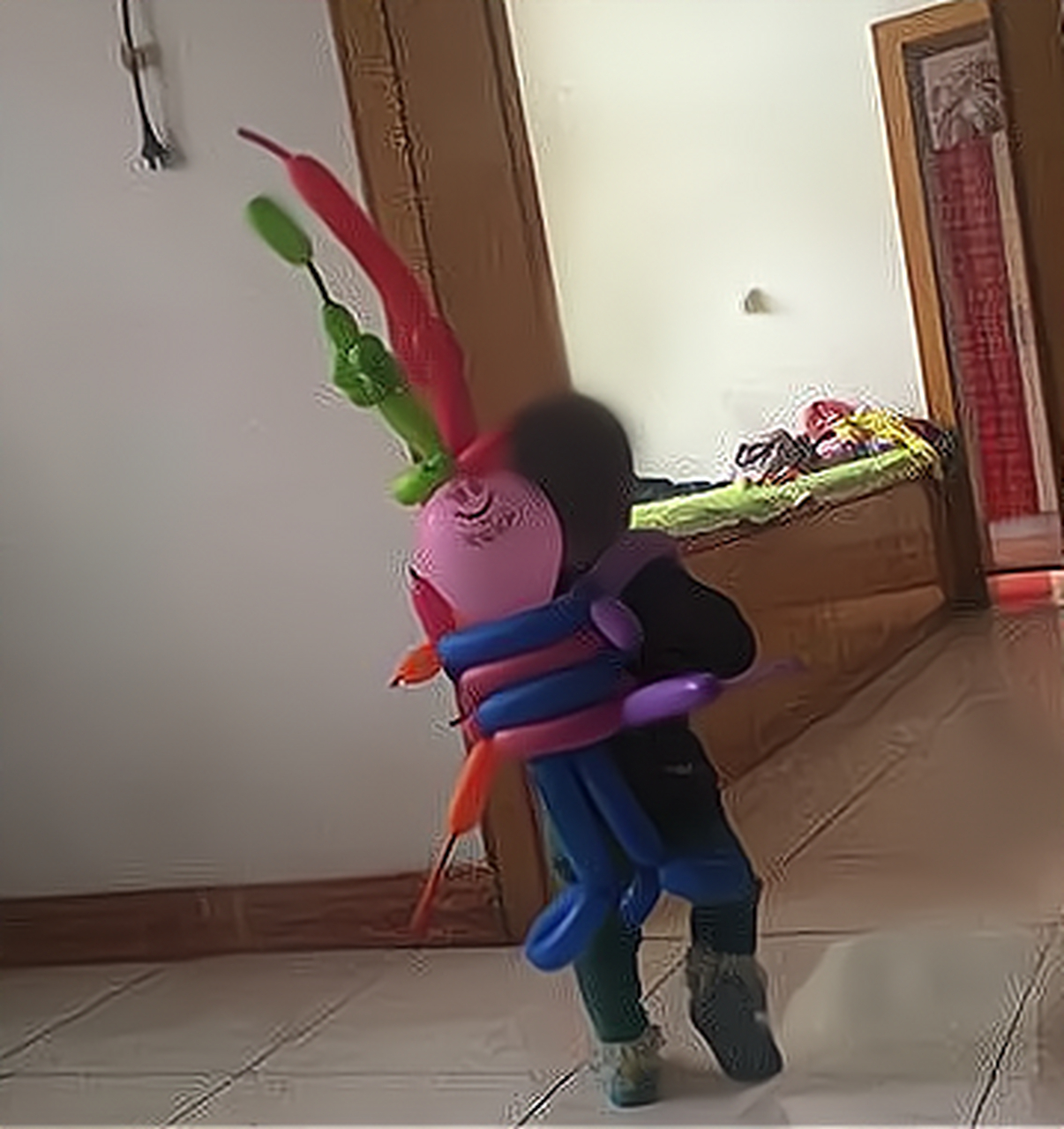 我妈妈太有才了,用气球编了一个背包,孩子喜欢的不愿脱掉.