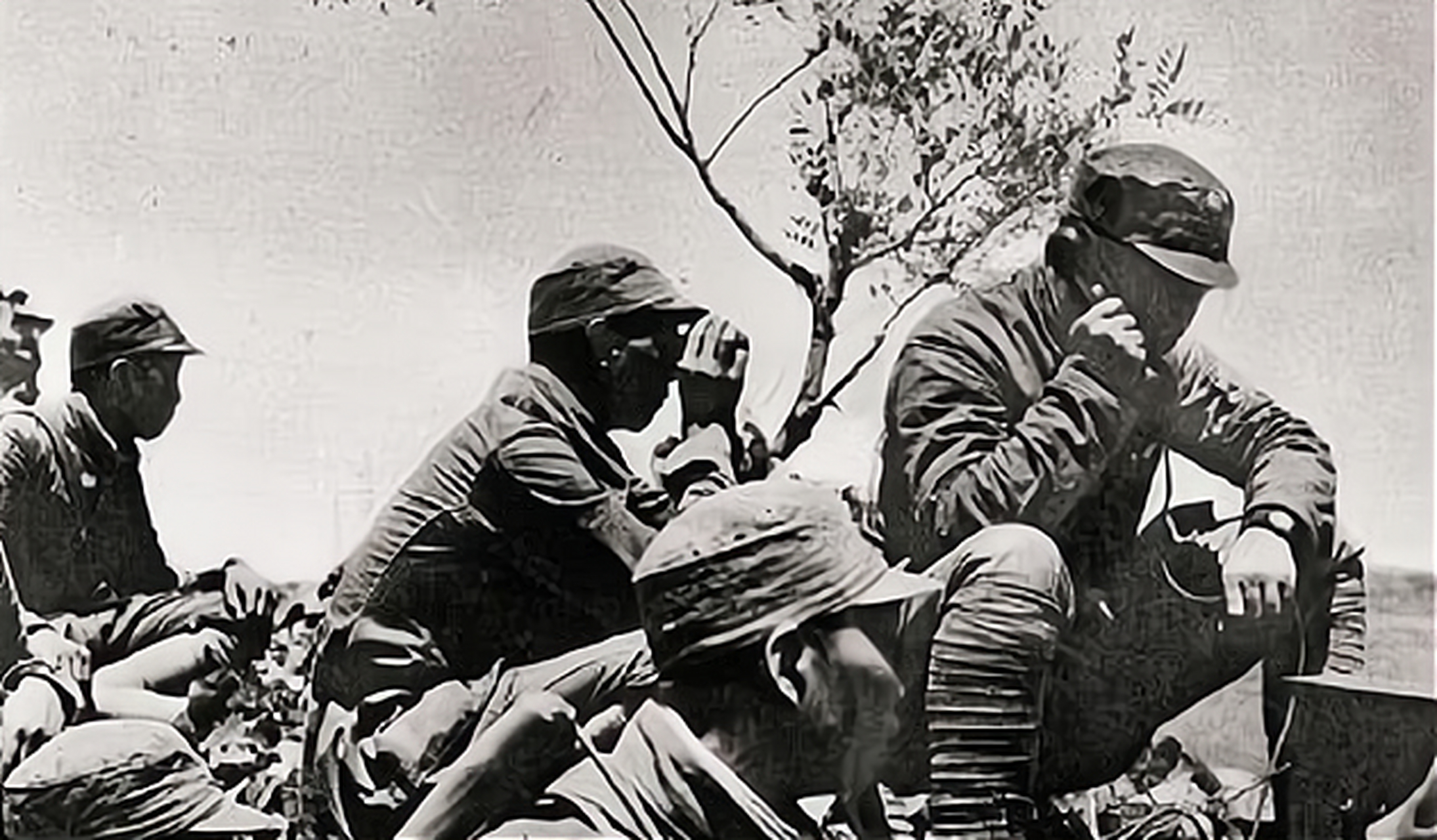 日寇疯狂扫荡,八路军干部被老乡带到一悬崖边:你快下去躲躲 1942年12