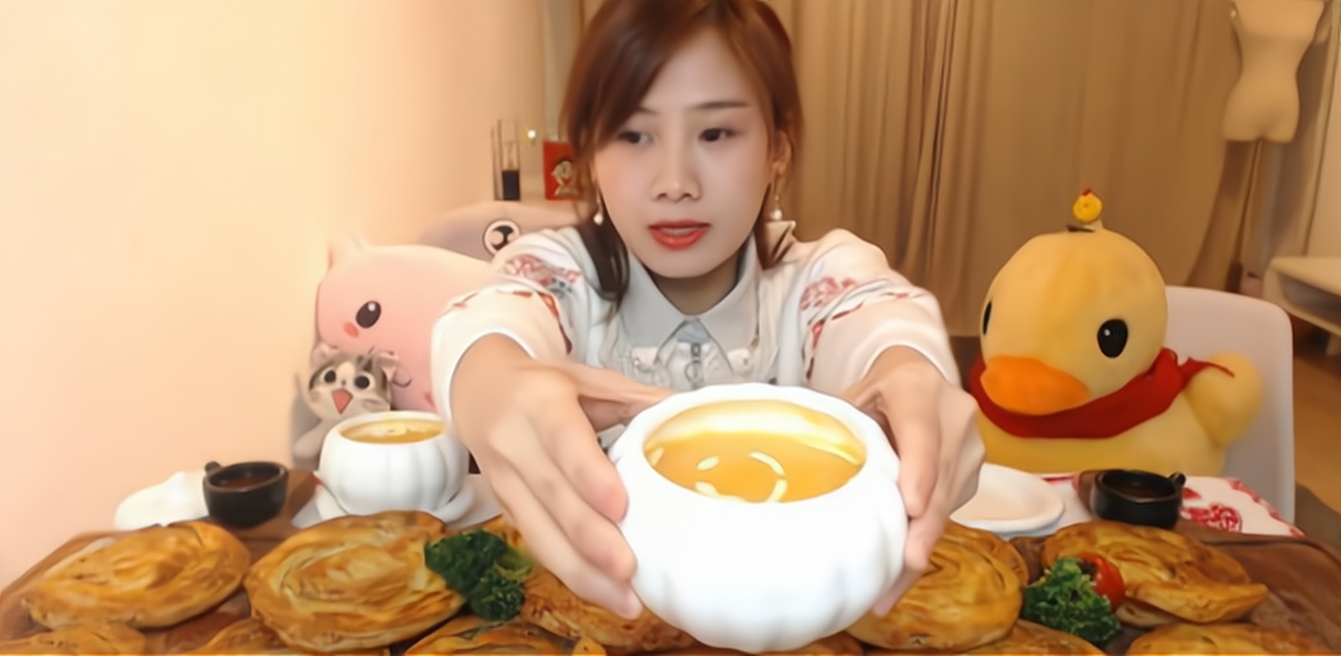 大胃王吃播密子君一顿吃50个烧饼,让人费解.