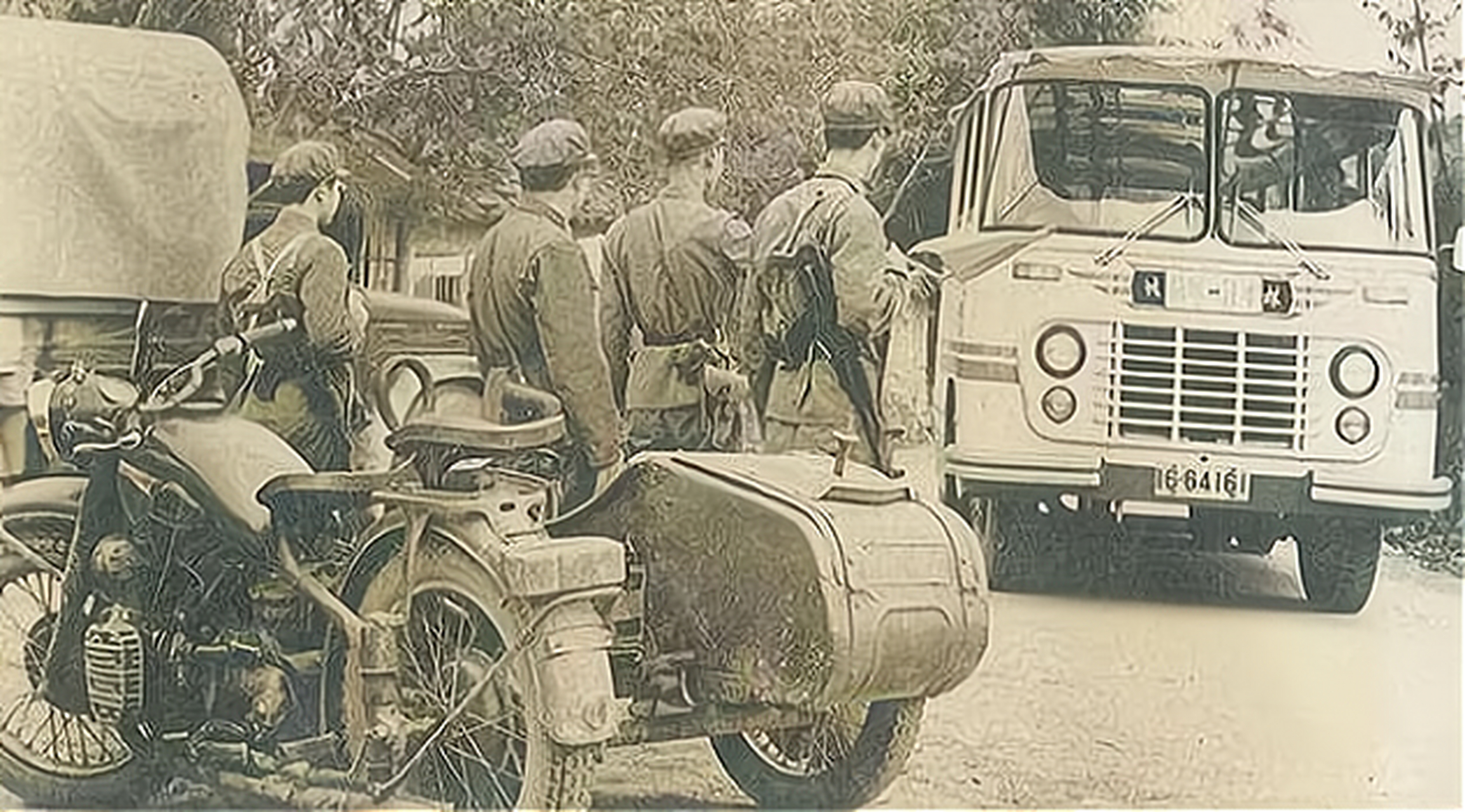 一日,余洪信在一家百货商店看上一块手表,他二话没说就戴在手上走了