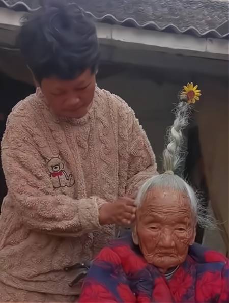 小姑给96岁老奶奶梳头,画风走偏扎了个冲天辫