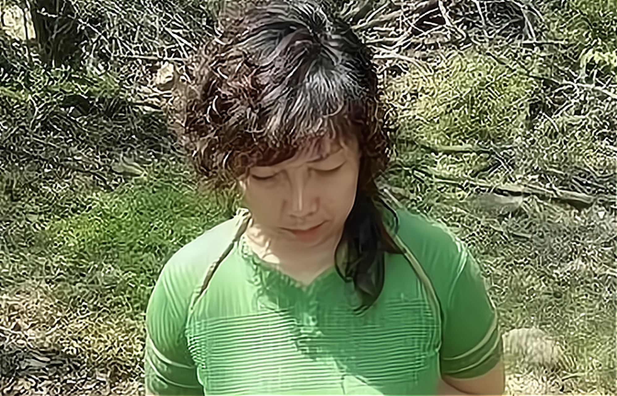 上世纪90年代,一个被绑上法绳的女囚犯照片.