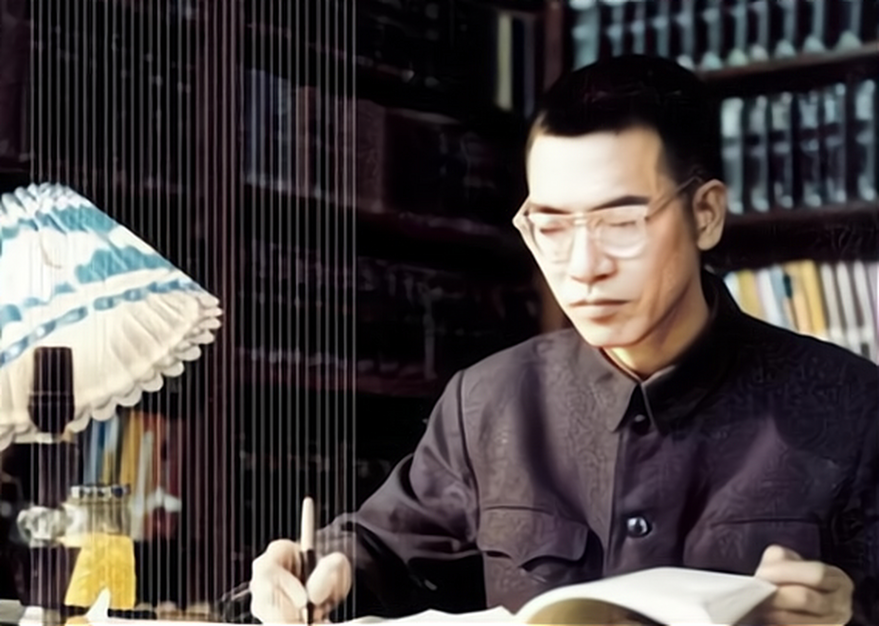 1980年,当时47岁的数学天才陈景润爱上了年轻的29岁女军医由昆,他用朴