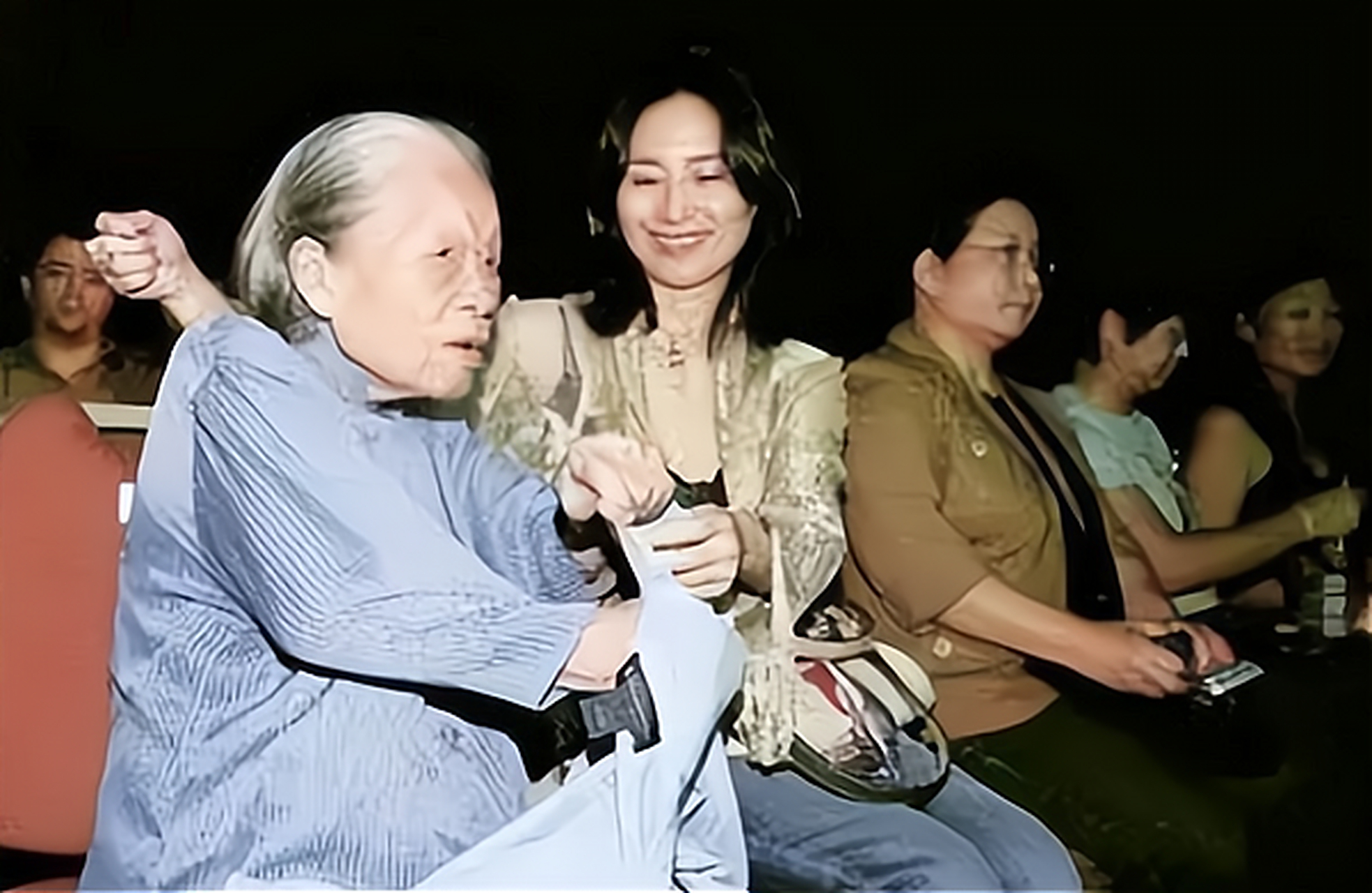 一天,何超琼家的保姆晶姐对她说:"小姐,我想回家养老",何超琼立马哭了