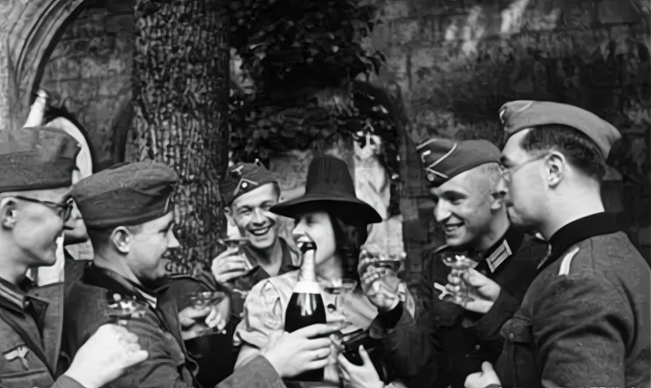 二战期间,一些法国女人为了自保和入侵者走得很近,她们不仅出卖美貌