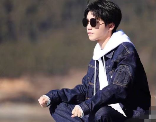《恰好是少年》花絮:王俊凯墨镜造型像霸总,镜头一转就原形毕露