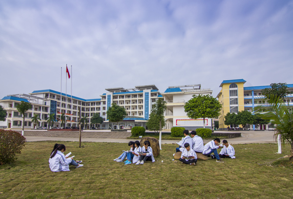 覃塘高级中学图片