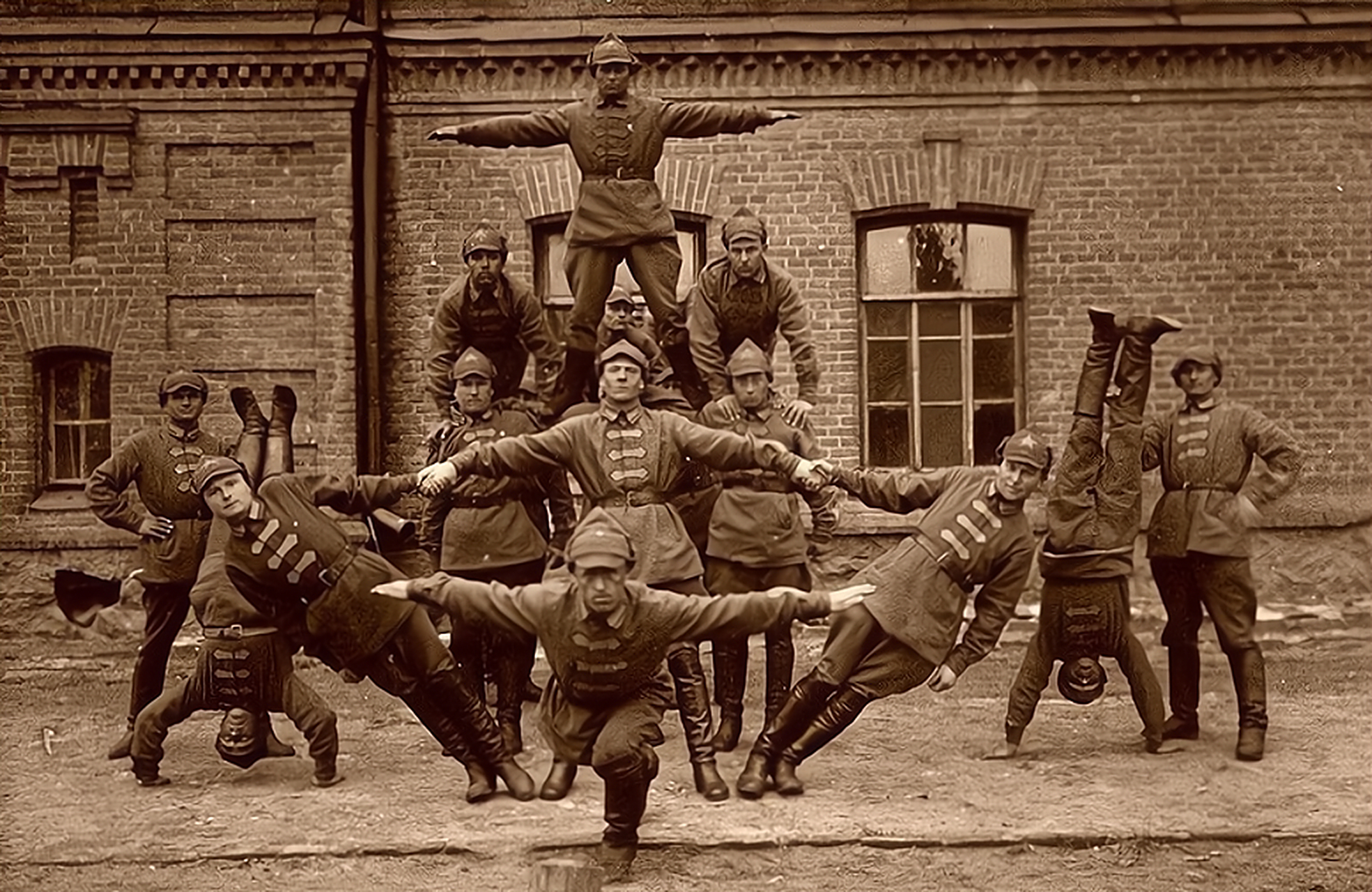 1920年,苏联红军的士兵们,拍摄了一张特别的合照.