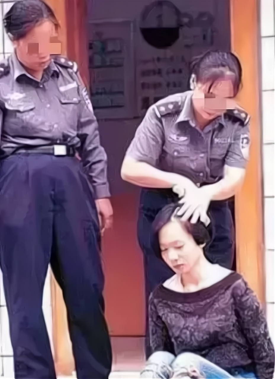 一名年轻漂亮的女死刑犯临刑前夕的一幕,只见这名死刑犯双腿和双手都