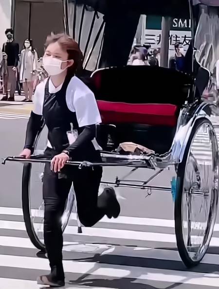 美女每天带着梦想去奔跑拉车,想有一日出人头地