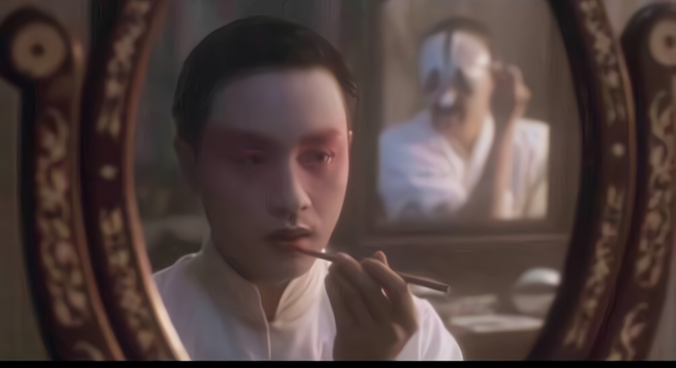 《霸王别姬》里有一幕是葛优饰演了袁四爷糟蹋了张国荣饰演的程蝶衣.