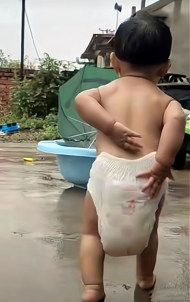 看得出来,这个小孩的尿不湿里,满满的都是"收获"啊.