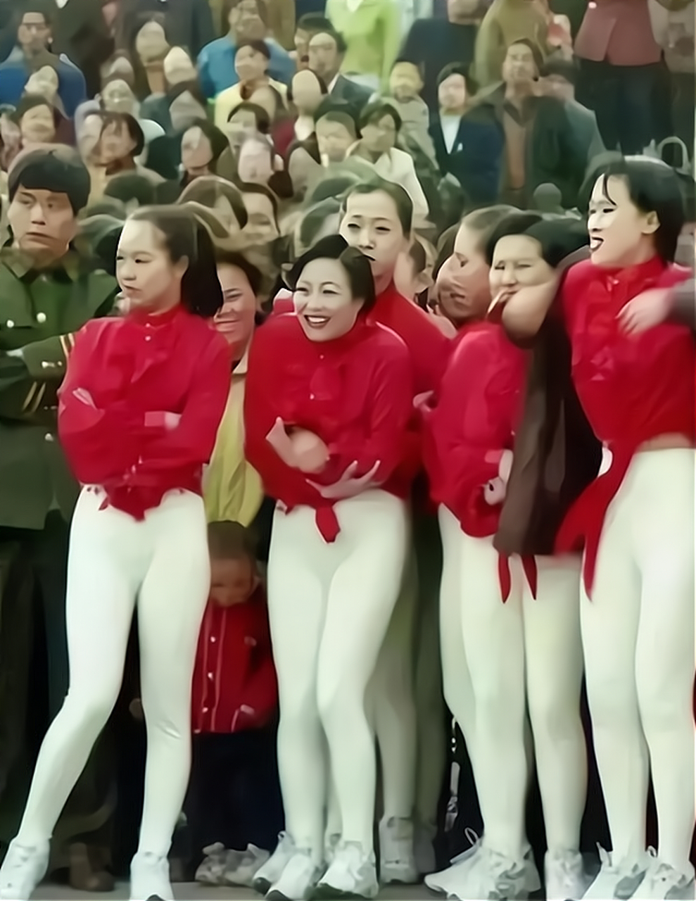 80年代,中国女性最流行的时尚单品之一是健美裤,有些地区也叫体型