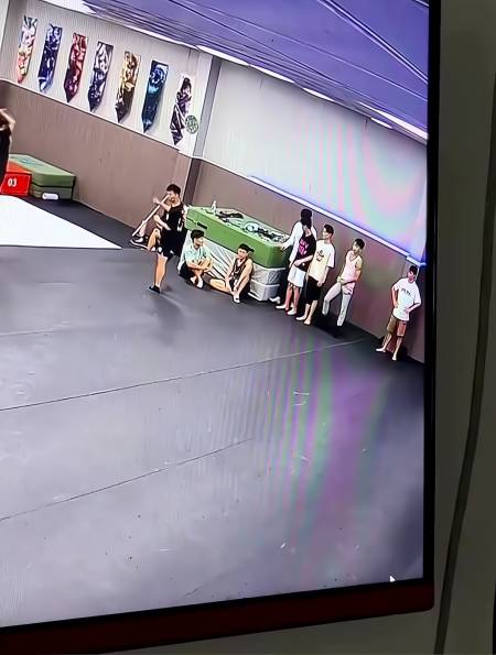 男生展示连续后空翻网友没想到亮点是提裤子