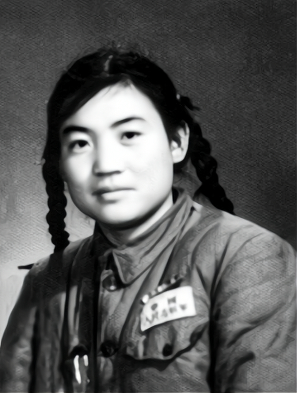 抗战期间,女战士王均正在销毁文件时被九名日本士兵袭