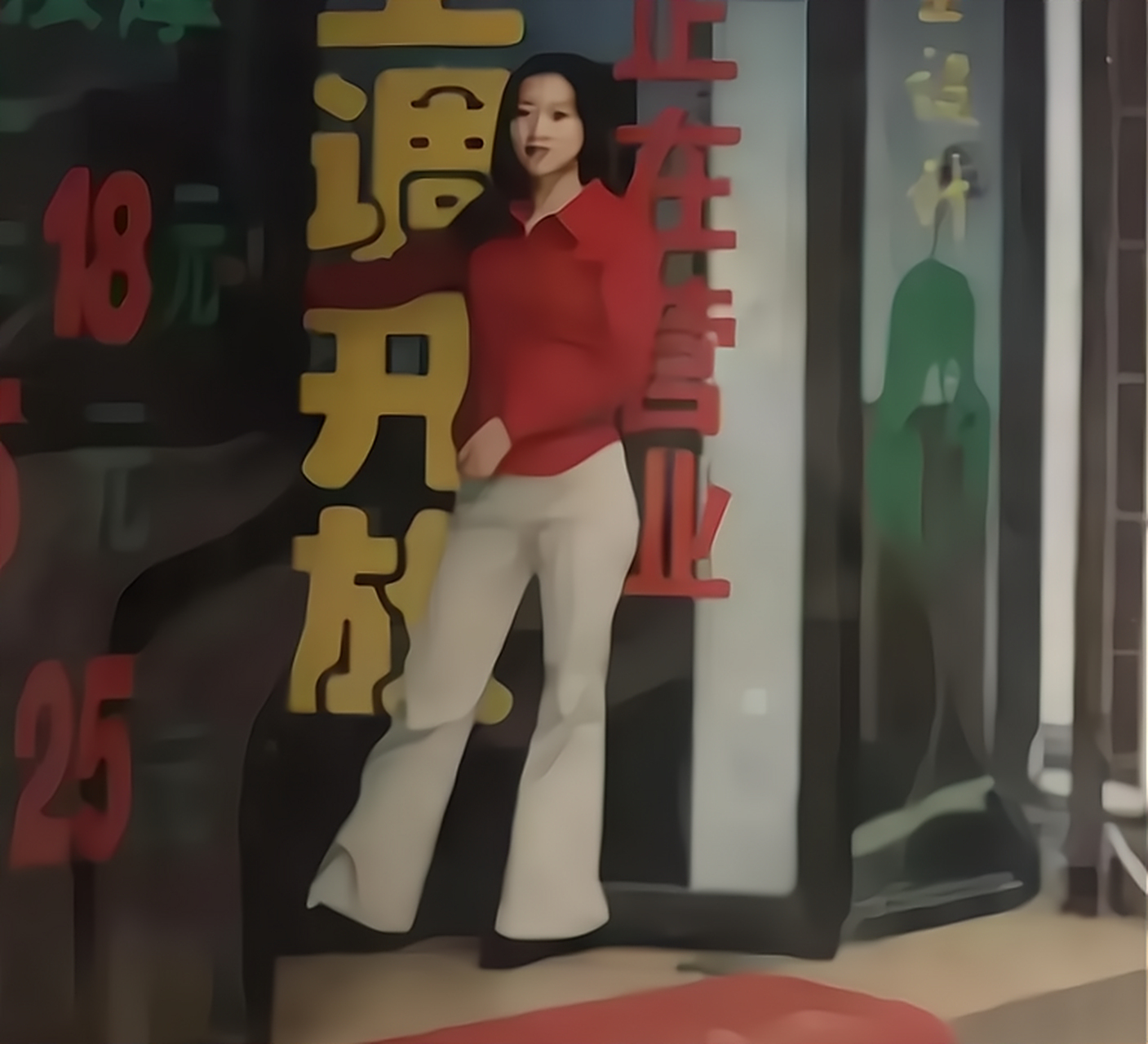 员站在门口招揽客人 镜头中这名服务员打扮的很时髦,人也长的很漂亮