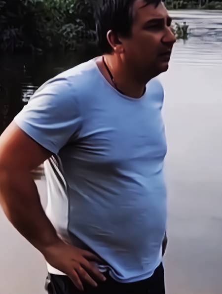 热心肠的俄罗斯人,善良的俄罗斯大哥生怕渴着外国友人-度小视