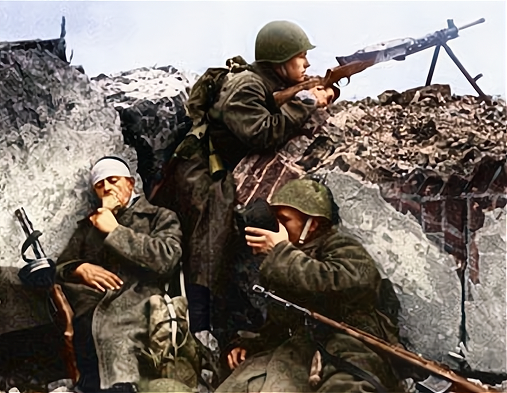 1942年,欧洲东线战场上,一名苏联士兵正趴在地上喝