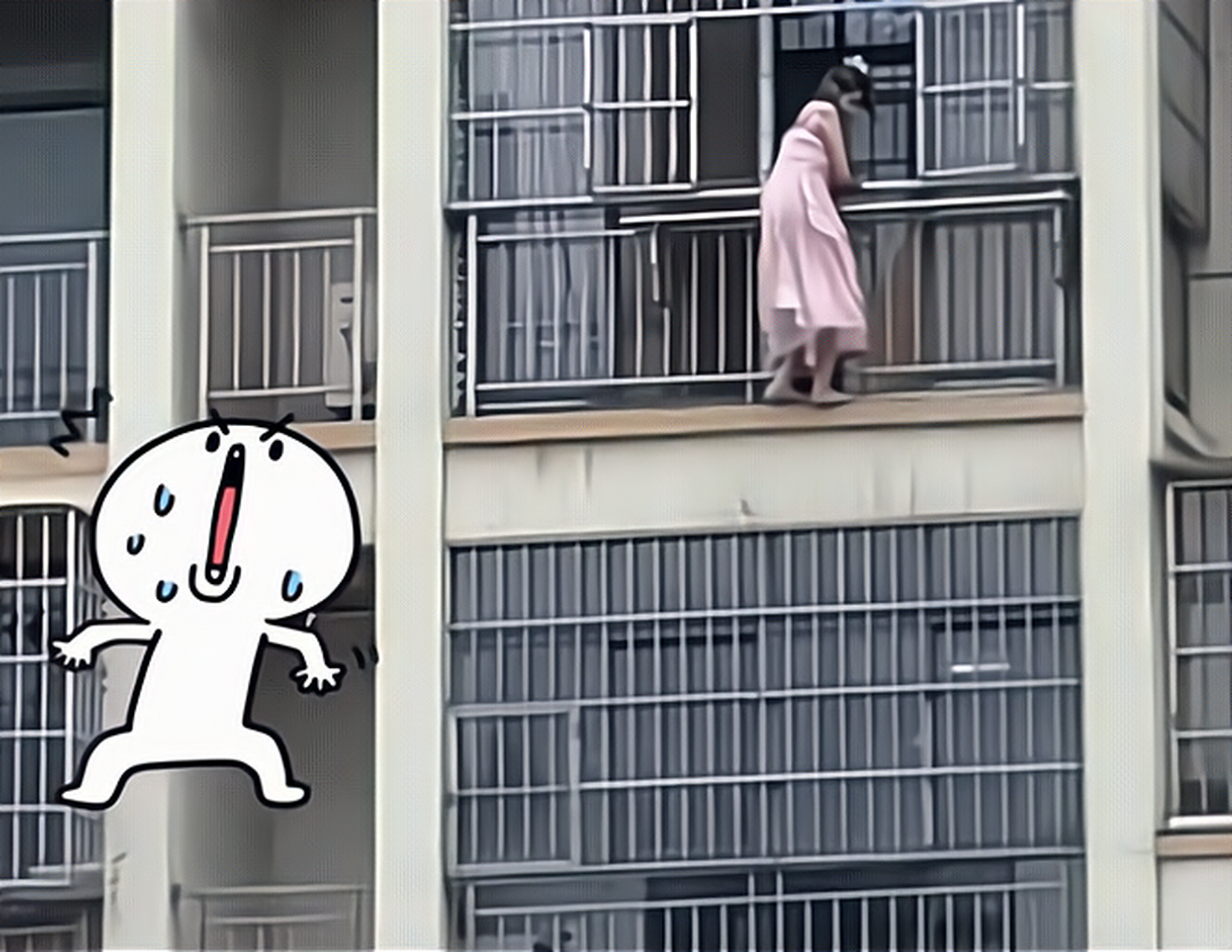 湖北黄石女子赤脚从高层阳台爬出防护网外面,对面住户以为她要寻短见