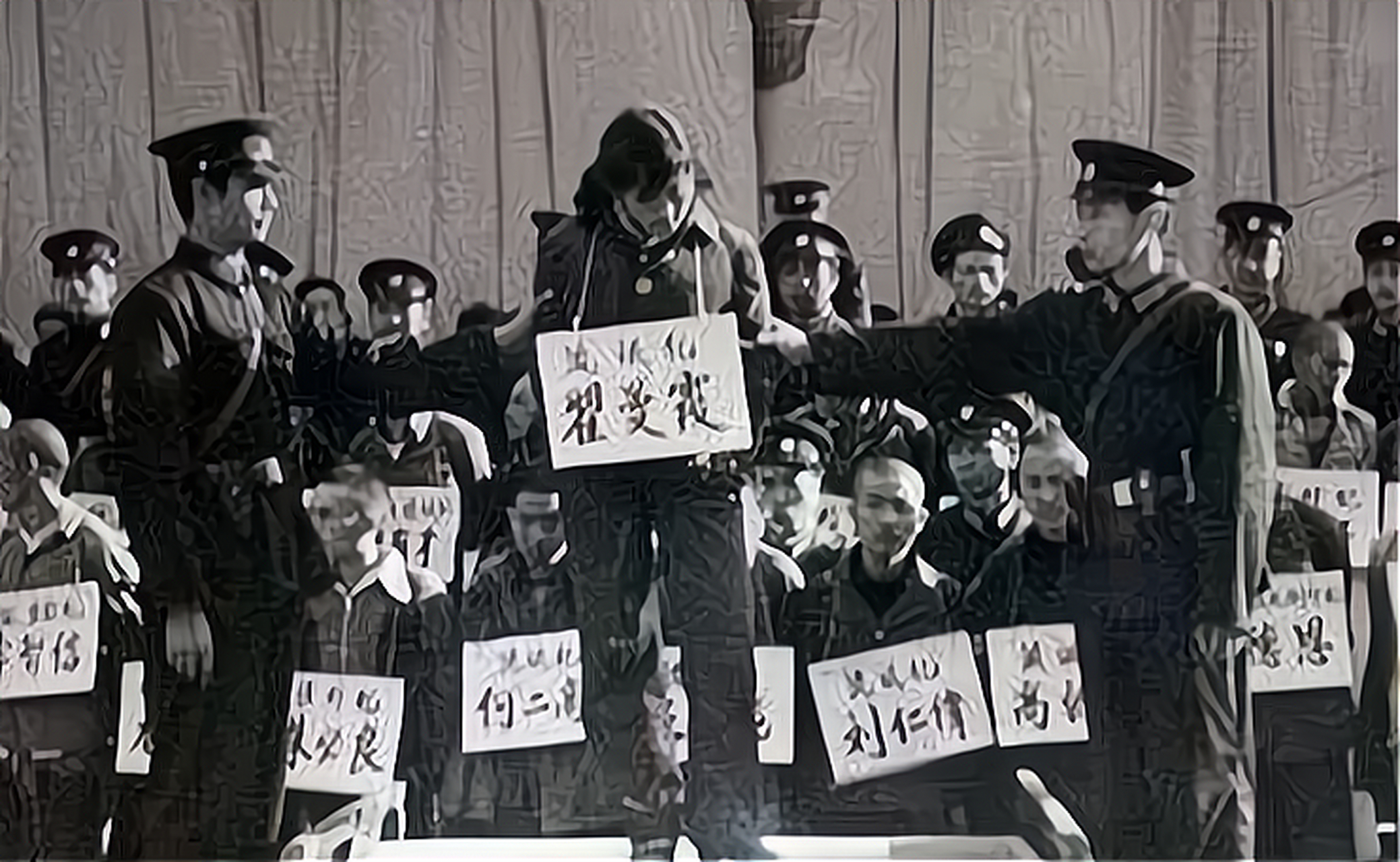 80年代严打老照片:被枪决的女犯人,押上刑场的流氓犯!