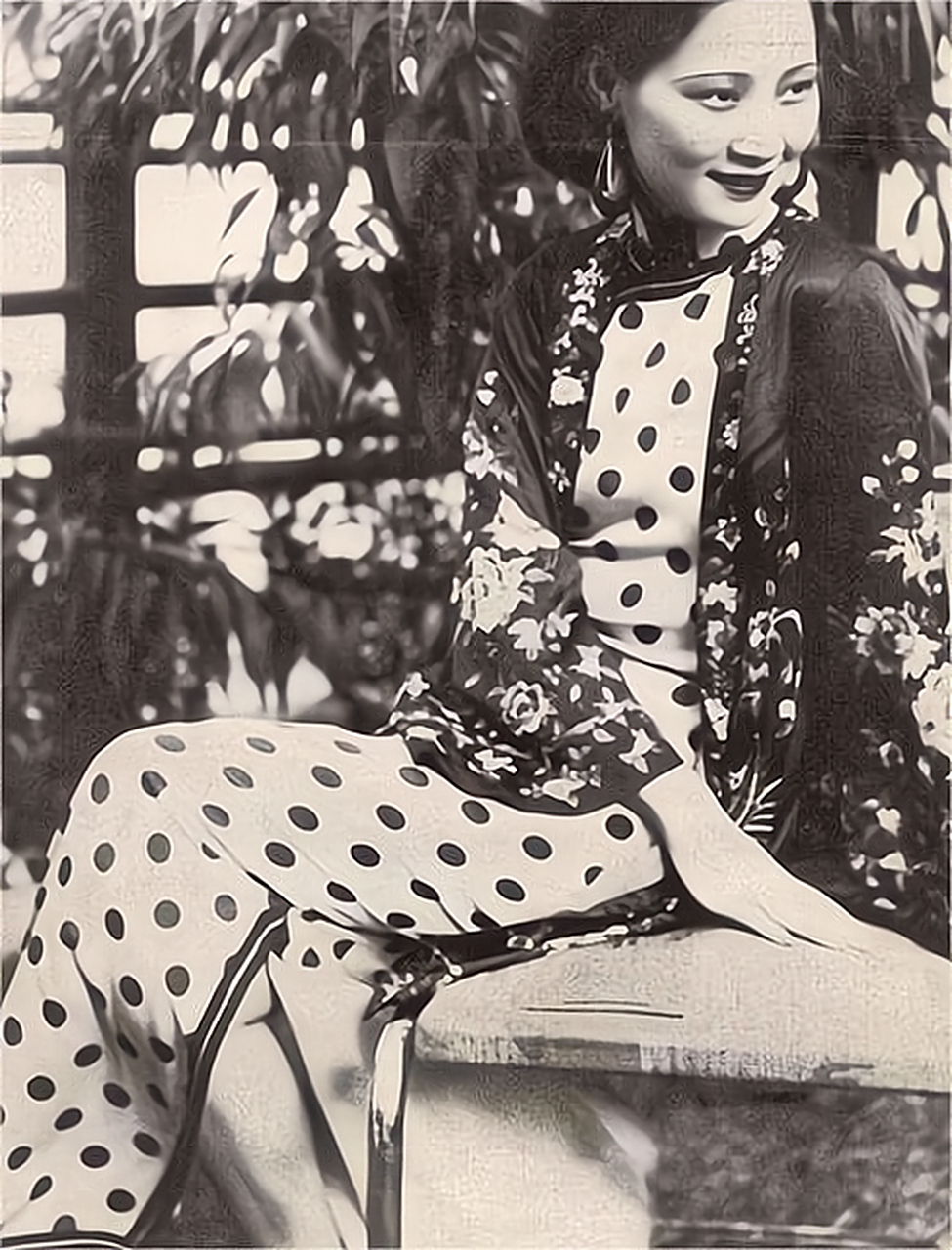 徐来真实老照片 徐来,民国时期的知名影星,1909年出生在上海,出身小康