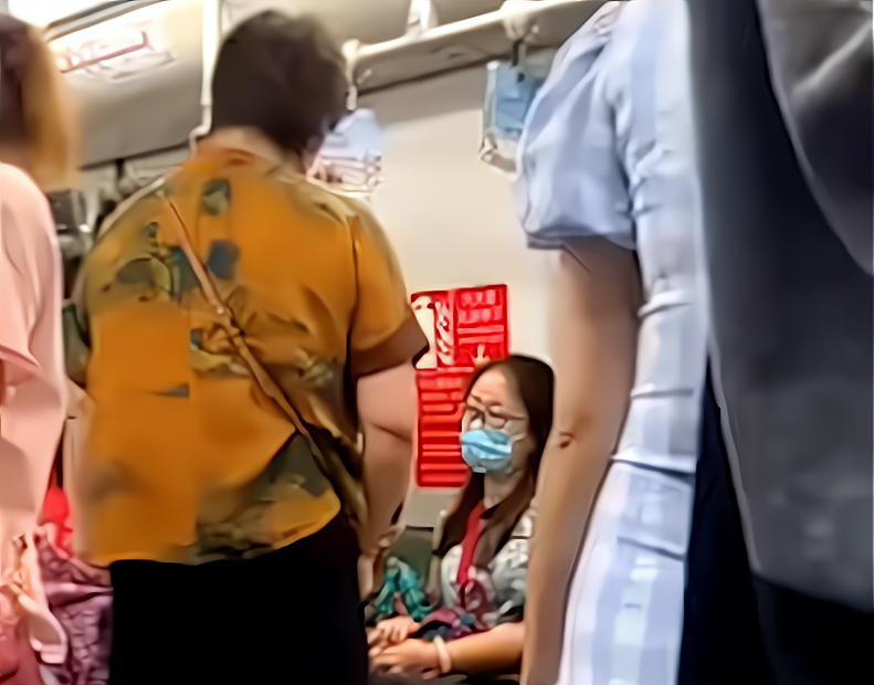 上海:两老太乘地铁一路指责女子不让座,其中一人还没戴口罩!