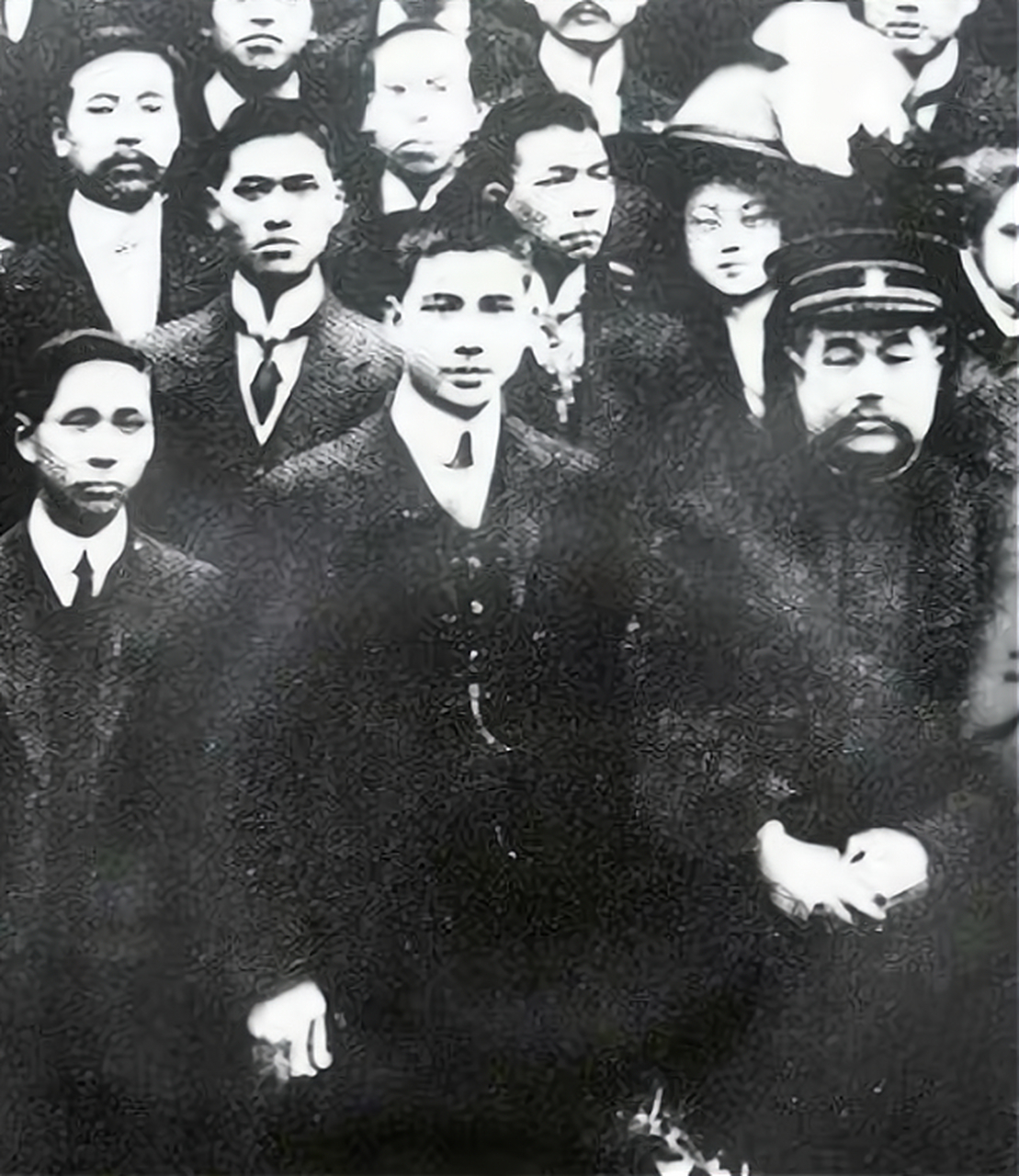 难怪汪精卫被称为民国四大美男子之一,看看他年轻时候的照片,果然是长