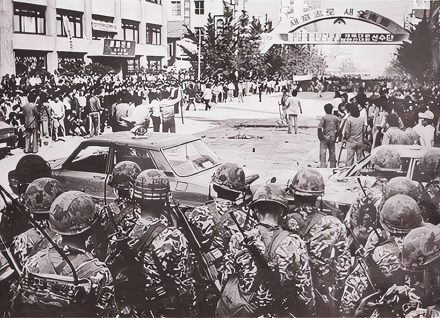 韩国光州民主化时期,街头有不少学生,工人聚集在一起,通过游行抗议