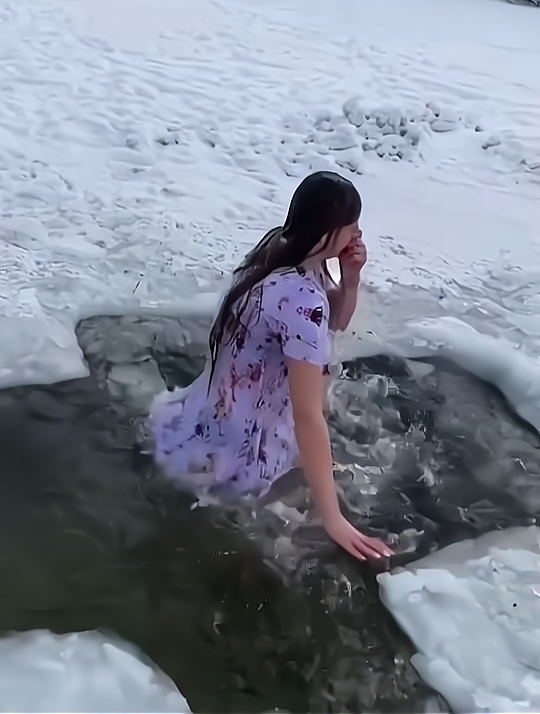 俄罗斯人冰河冬泳图片