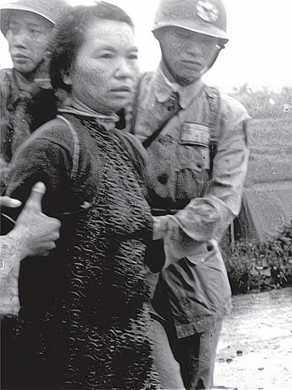 【老照片】1950年,一名女子悄悄将随身携带的金锁片咬碎,用水分四次吞