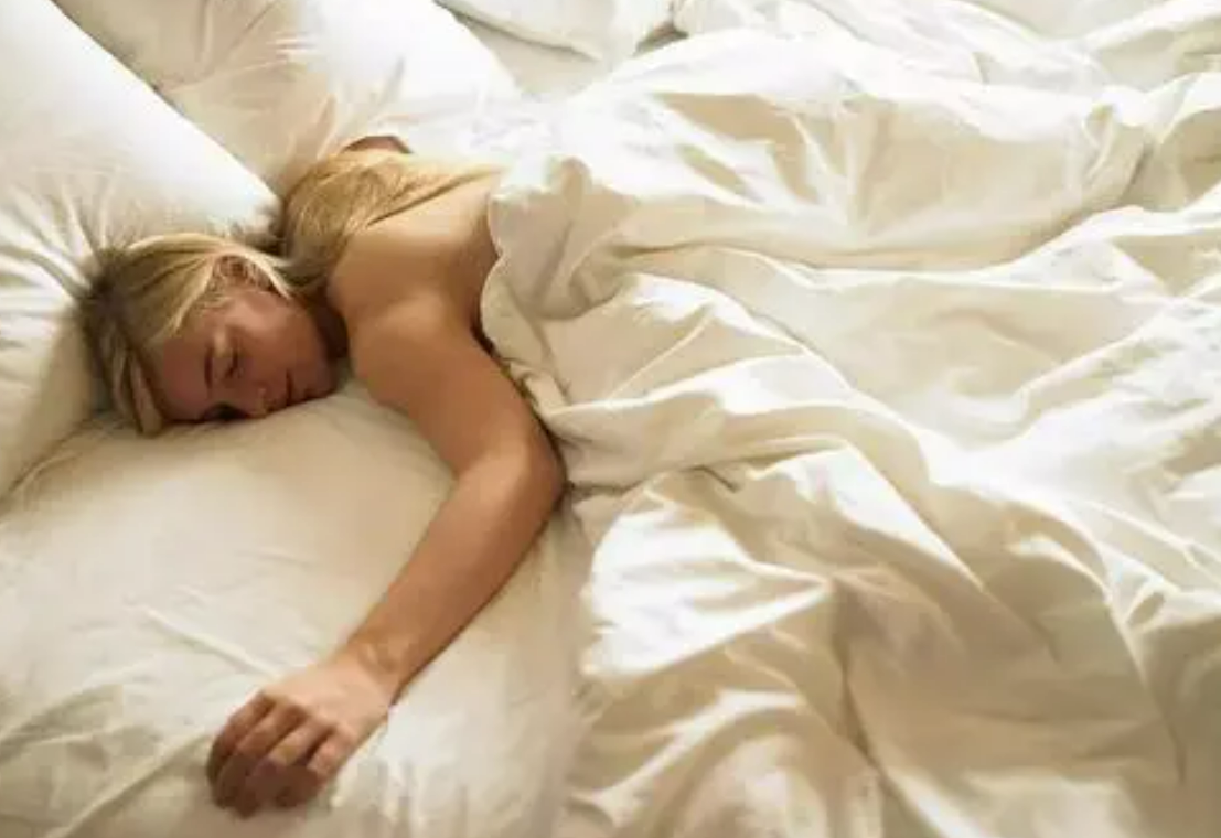 女生睡觉时,该不该穿内衣内裤呢?坚持裸睡身体有哪些变化?