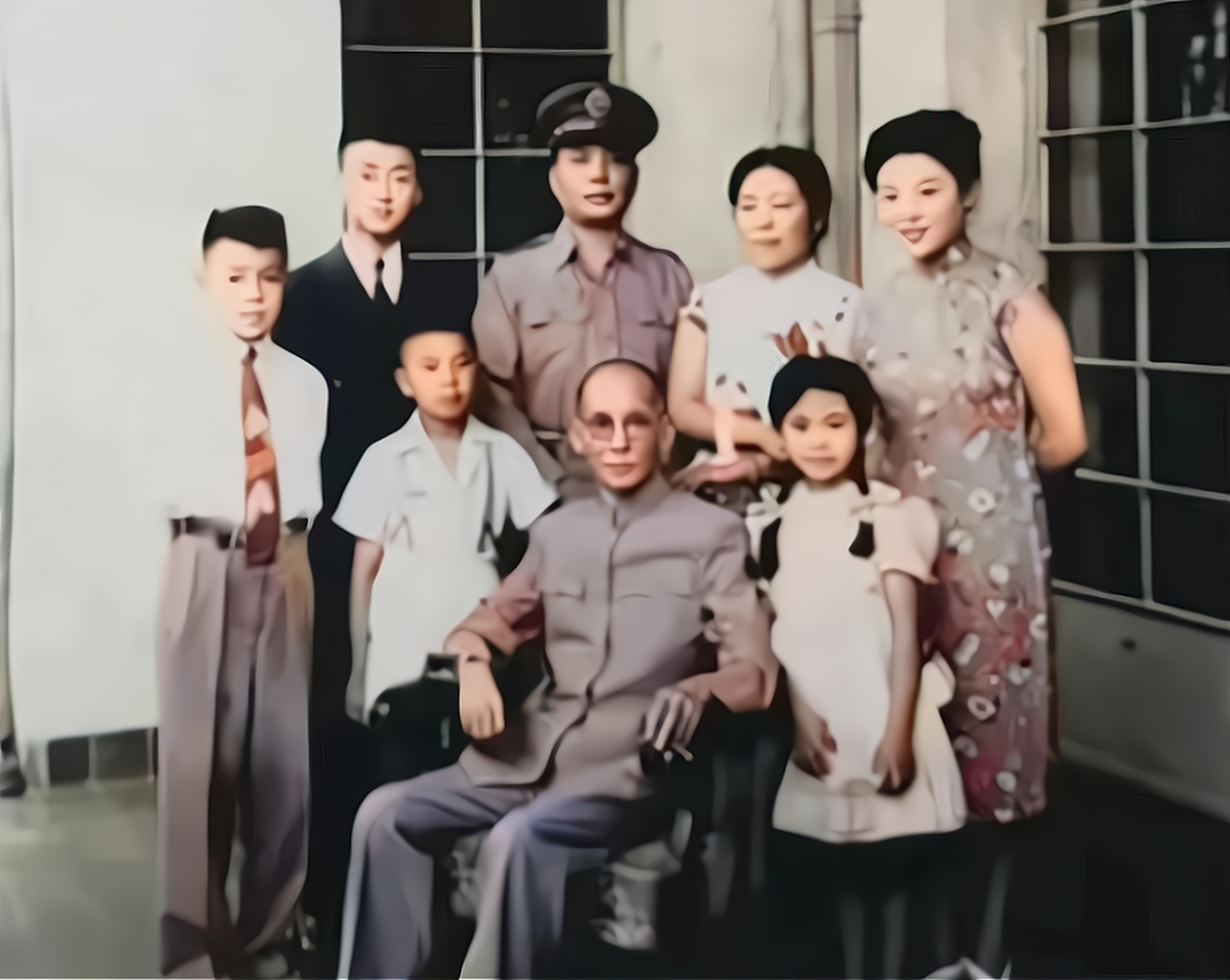 龙云于 1927 年发动政变,迫使唐下台并单独控制云南的军政大权