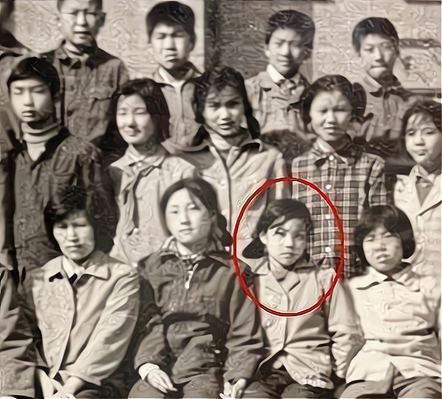 王菲小时候就已经气质出众,人群中一眼看到,气场真的不一般!