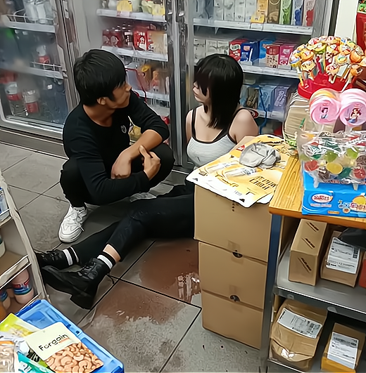 女子發酒瘋打砸便利店,打了4胎仍被男友拋棄,老闆:關我什麼事