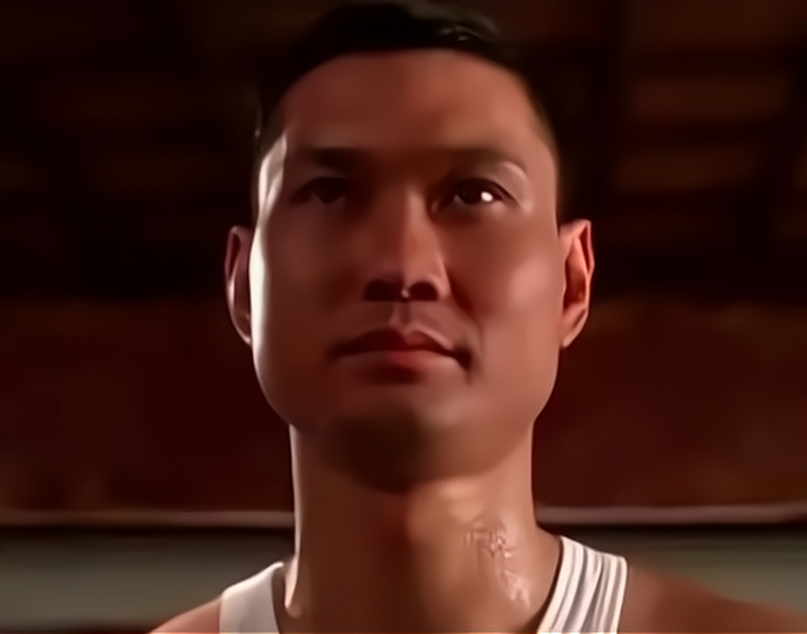 1994年,李连杰和拳王周比利拍完电影后,周比利坐在角落里,脚边流着一
