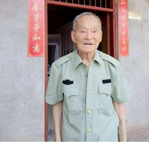 孤身炸坦克,三次立特等功六枚功勋章,95岁老兵深藏不露60年