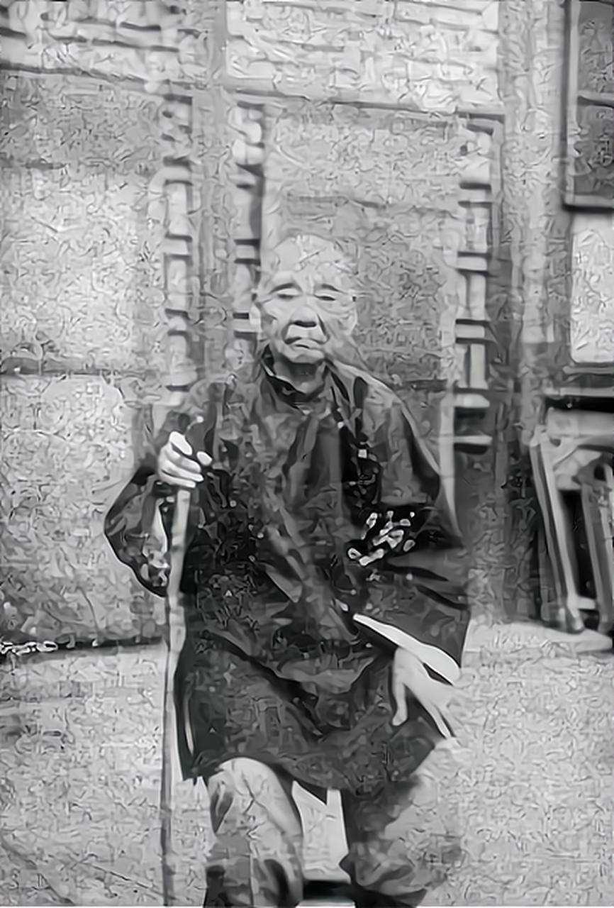 1929年,一位"老太太"拄着拐杖在镜头前拍照.