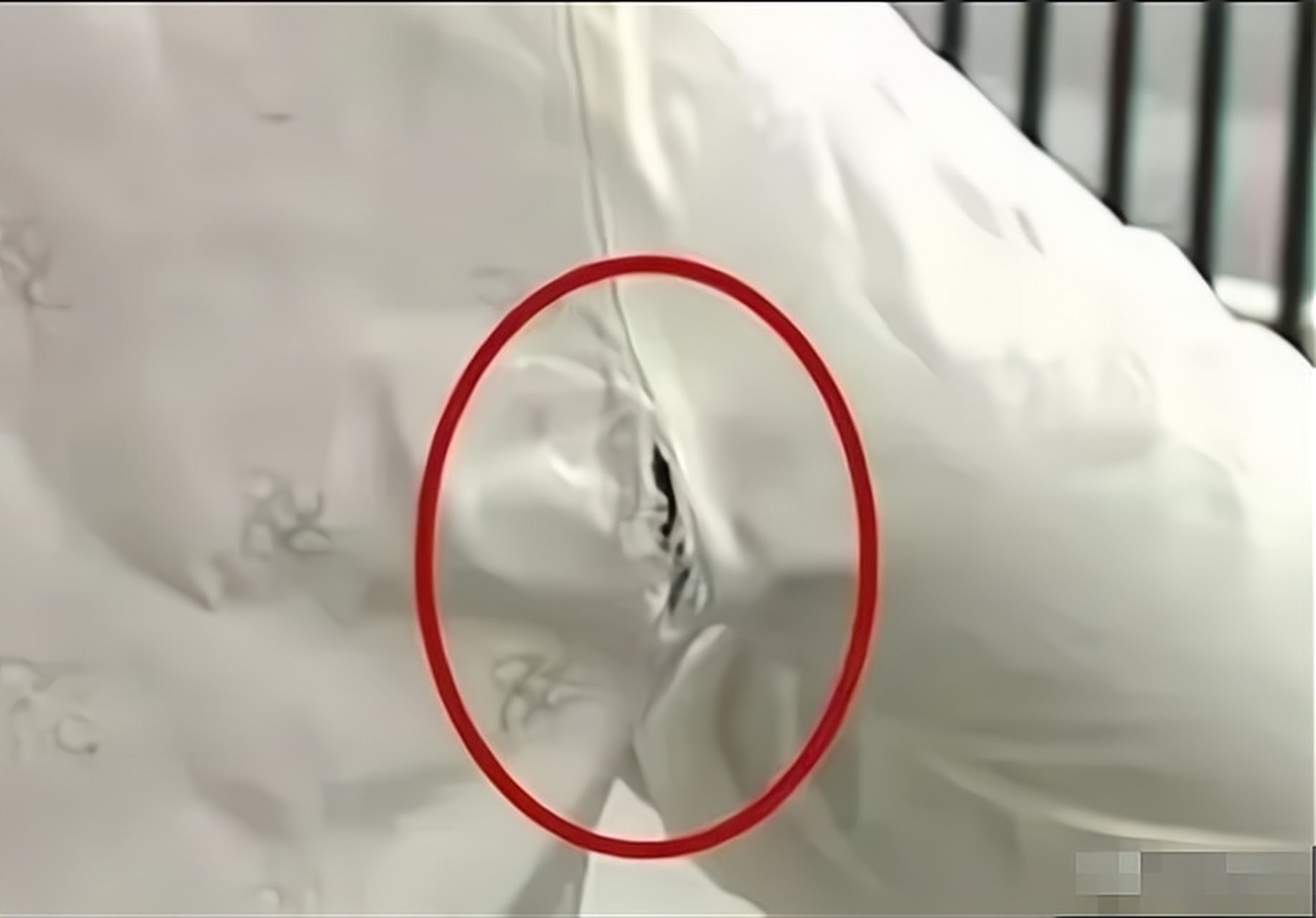 可店员说:这衣服是蚕丝做的,只能干洗不能水洗,你自己洗坏了怎么有脸