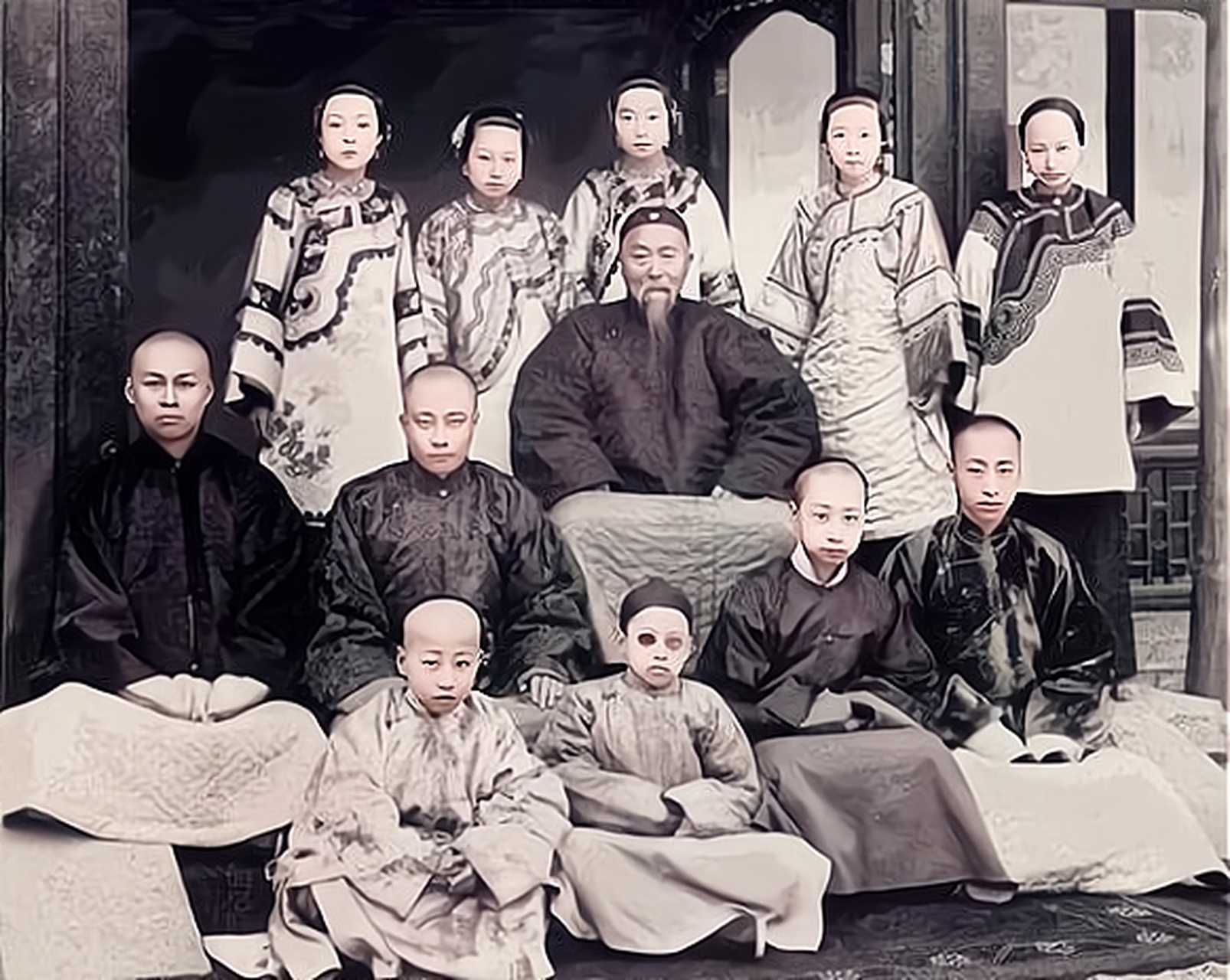 1892年,清末名臣李鸿章的小妾冬梅荣登,这张照片传达了冬梅受李鸿章