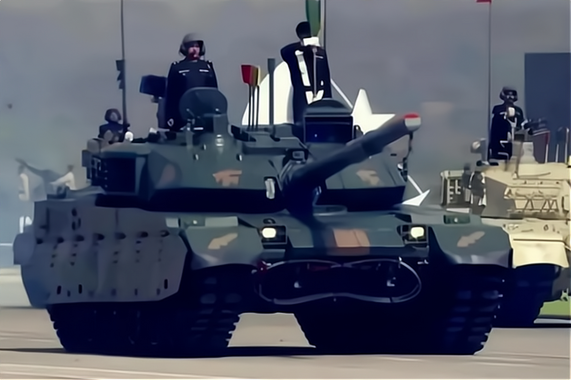 巴铁喜提千辆vt4坦克,组成南亚最强铁拳头,穿甲弹能把印军打哭.