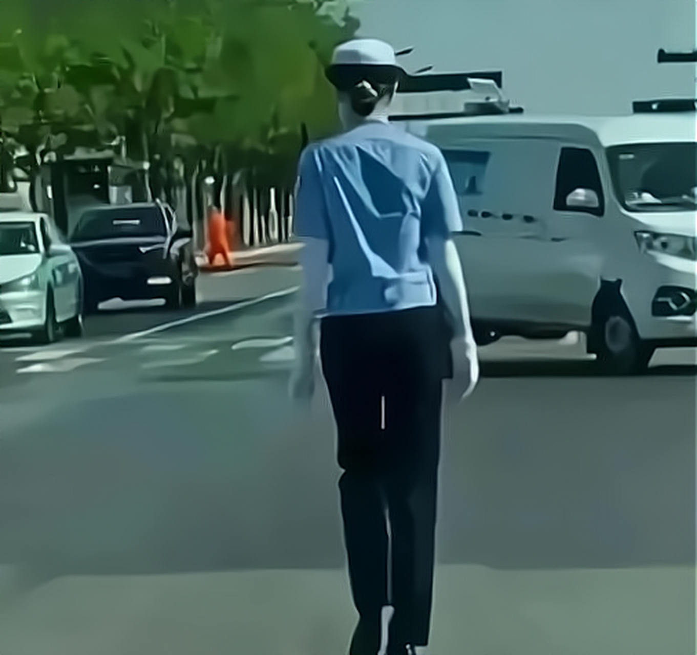 走路扭屁股,穿高跟鞋,带袖套?这是在执勤还是在招蜂引蝶?