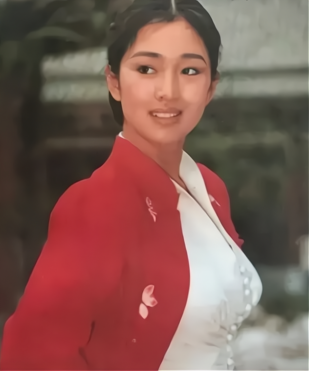 年轻时的巩俐,要论相貌,她大气优雅,娇艳端庄.