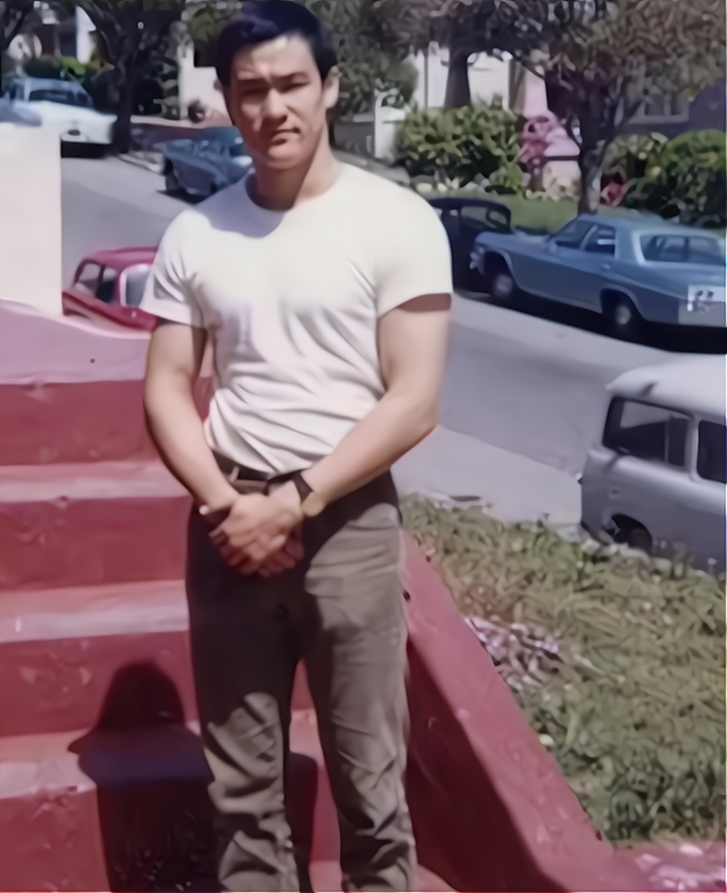 1965年,李小龙在美国的一张街拍给人留下了深刻的印象.