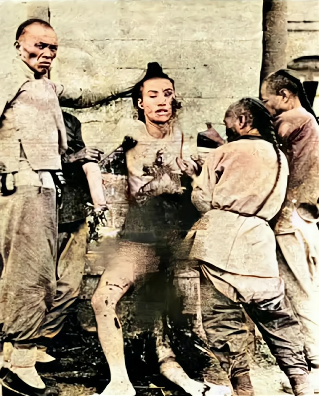 清末民初,正阳门火车站,一名男子四肢被砍断,腹腔流血,几个男人抓住他