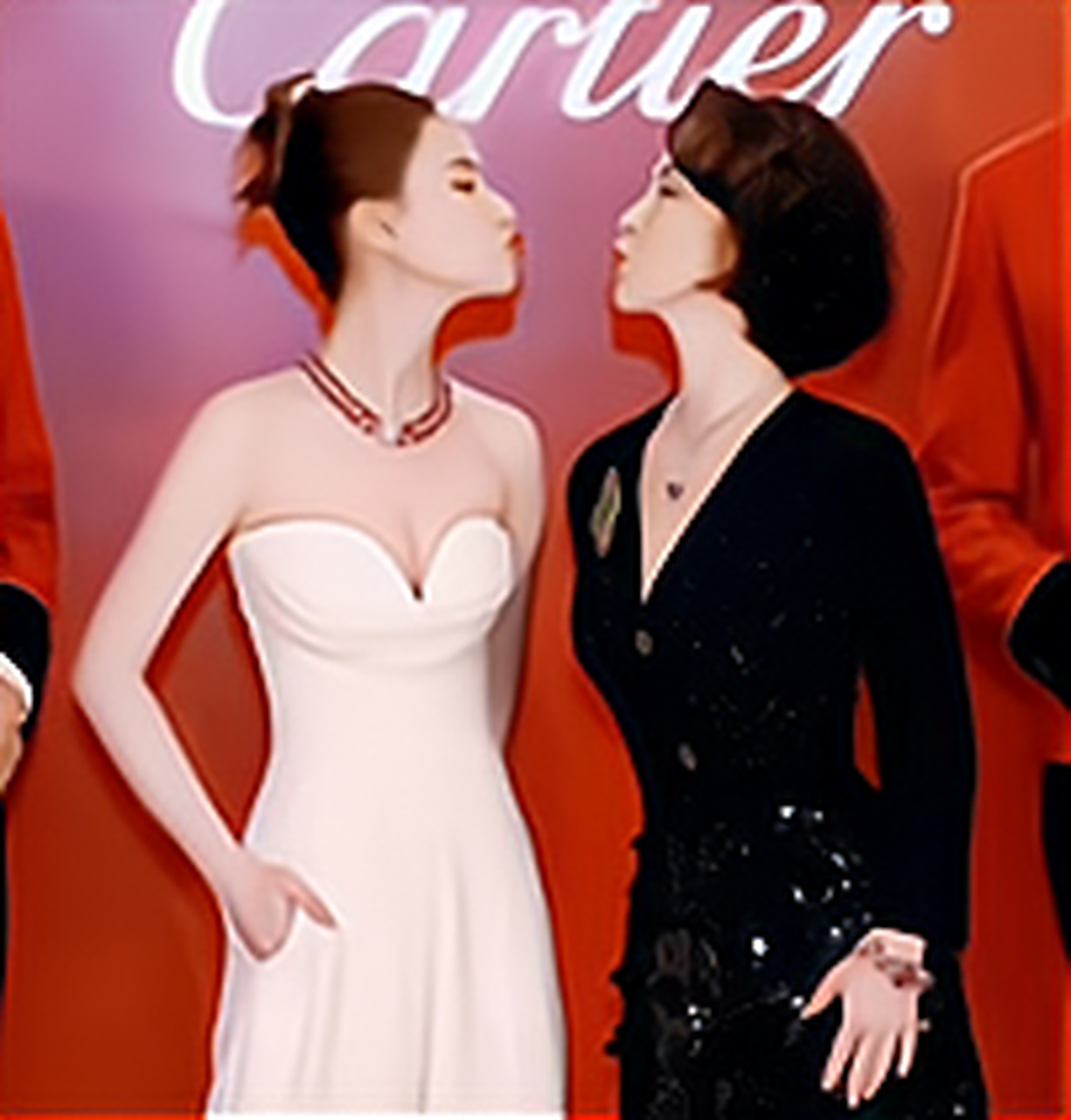 何超莲何超琼同框眉眼间长得很像,61岁姐姐何超琼和31岁妹妹何超莲一