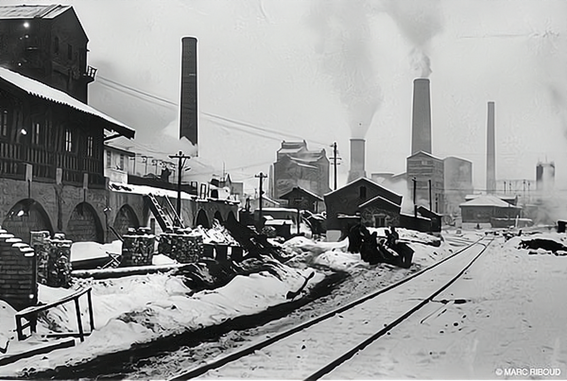 历史老照片# 50年代的鞍钢,四处可见冒着浓浓黑烟的巨大烟囱,给人