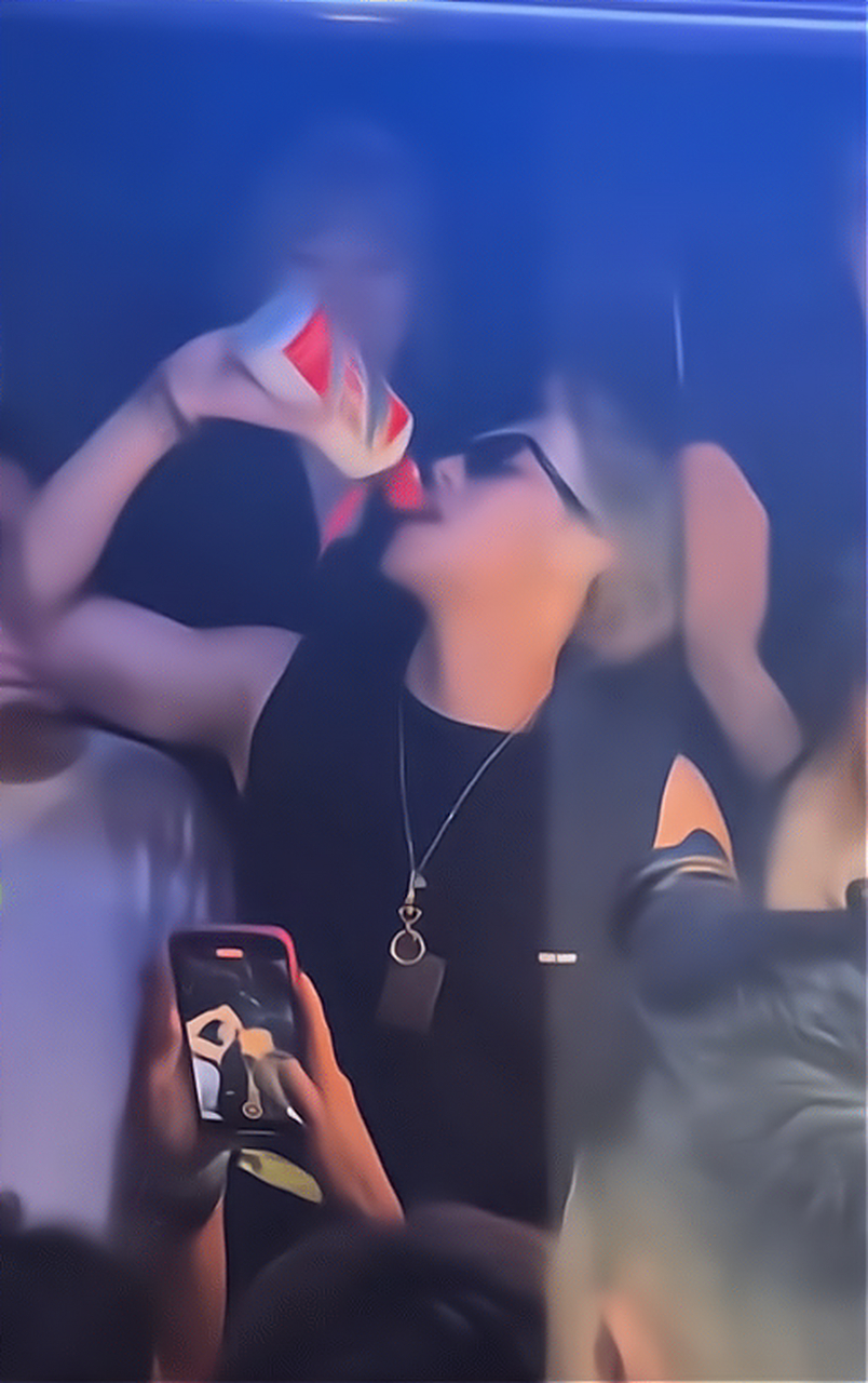 王嘉尔茅台对瓶吹,酒量令人佩服!